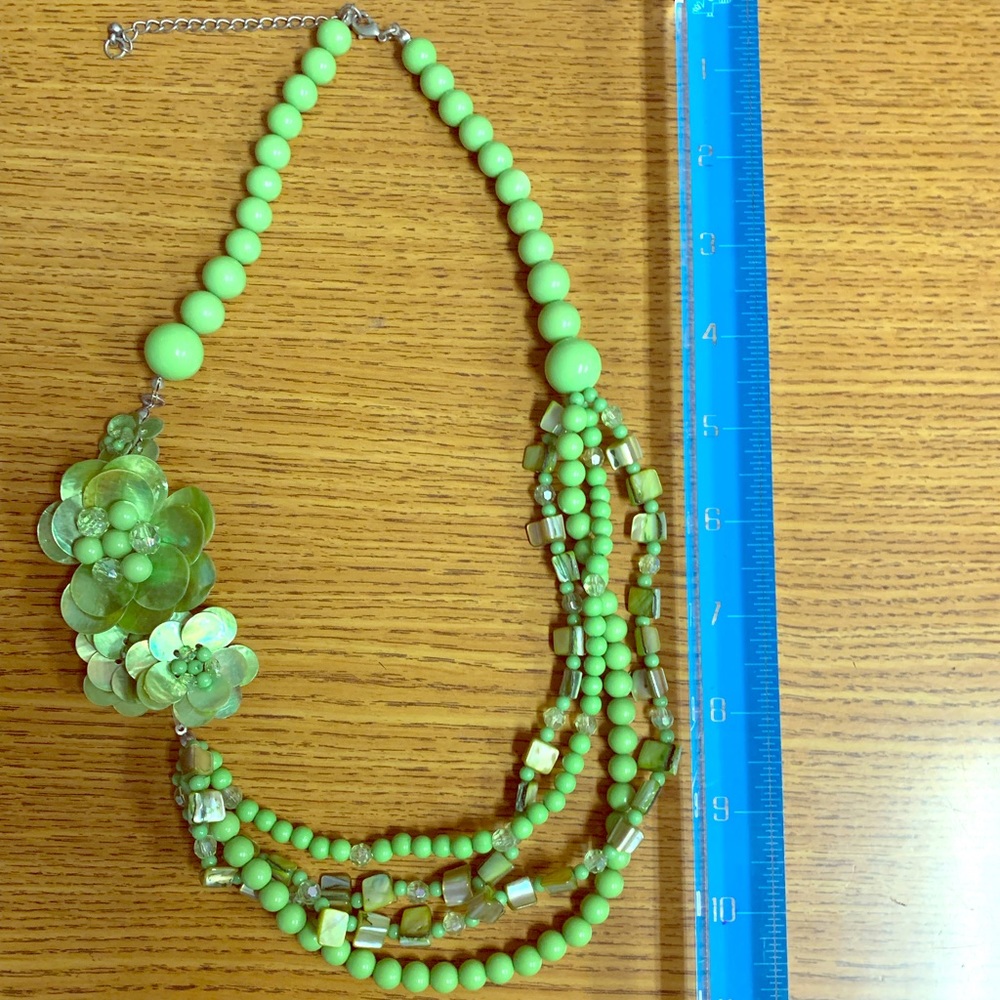 Vintage green bead flower necklace